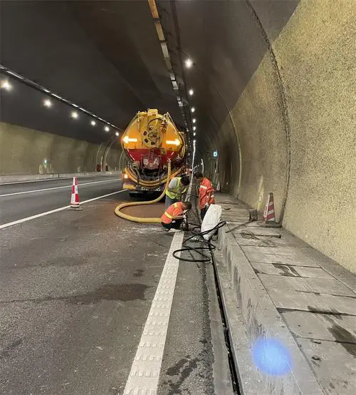 中站隧道排水渠清淤